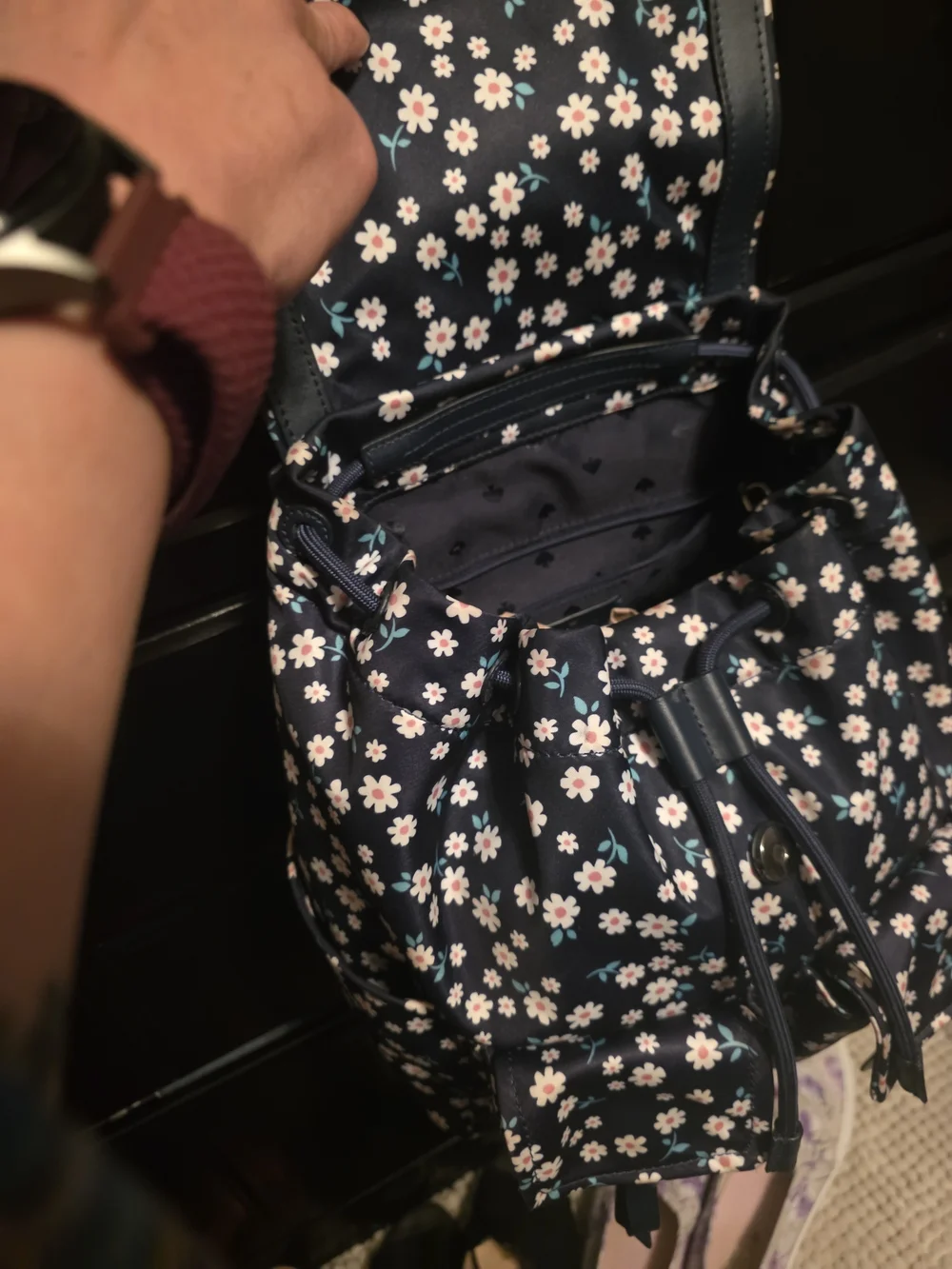 kate ♠️ spade CARLY Flap In Navy/ Daisy Pattern Backpack EUC